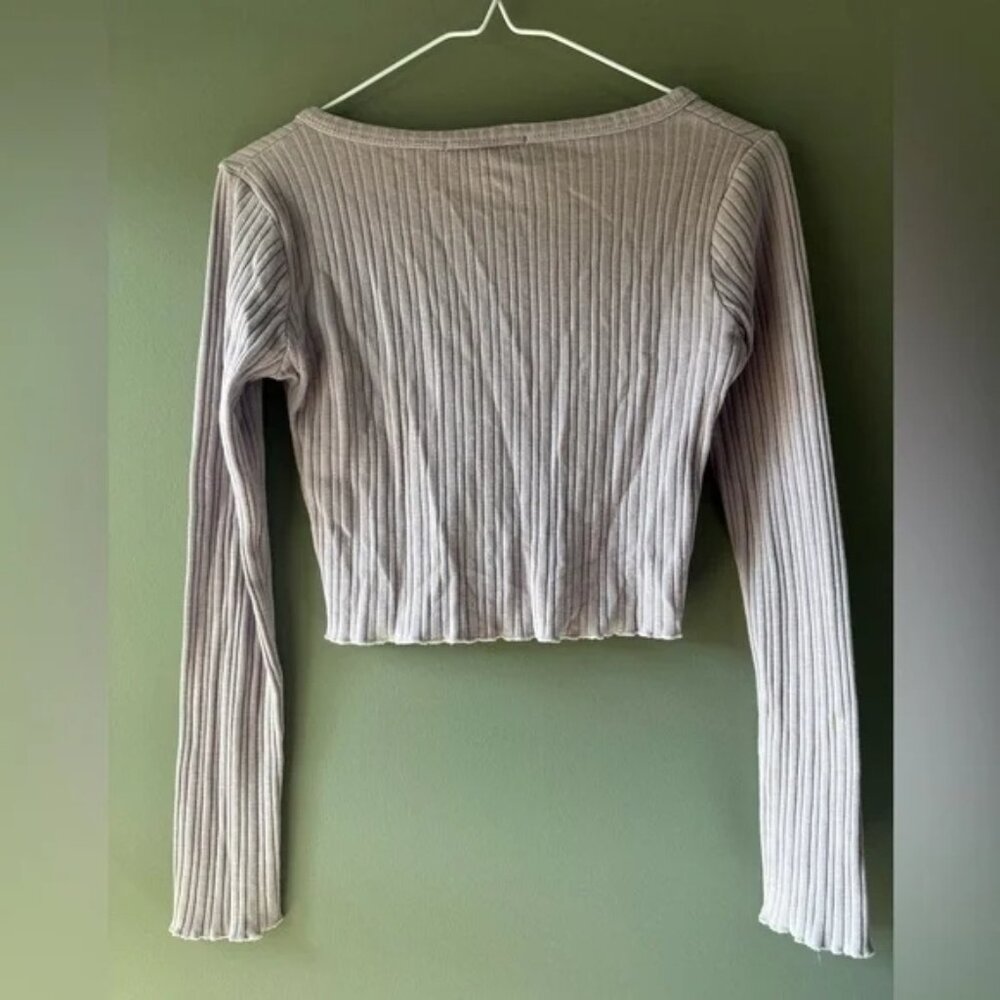 Pull&Bear size M Ribbed V-Neck Button-Up cropped Top - Light purple/lilac